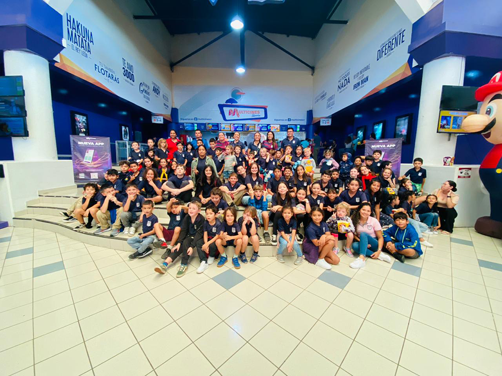 Yearly excursion to the movies with Sámara Pacific School