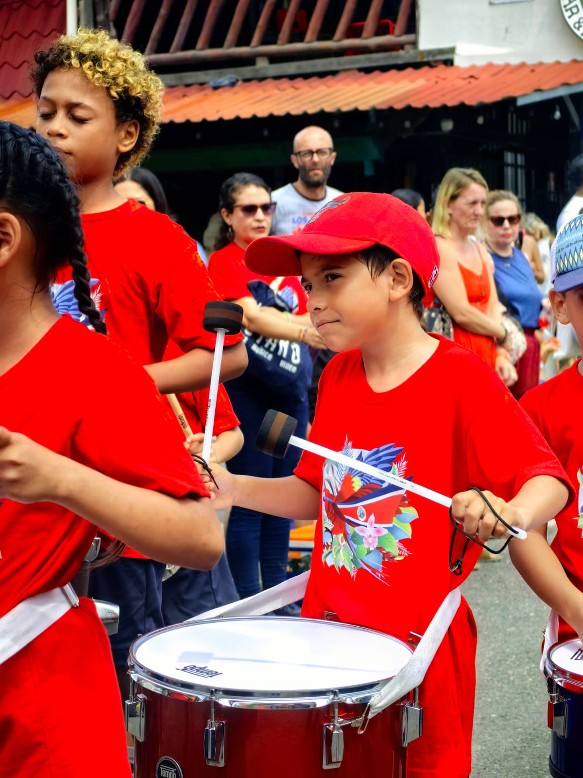 Sámara Pacific School participating in the desfile Día de la Independencia in the Sámara community